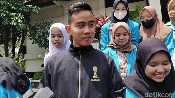 Wali Kota Solo Gibran Rakabuming Raka memakai jaket Piala Dunia U-20 di rapat DPRD Solo, Rabu (29/3/2023).