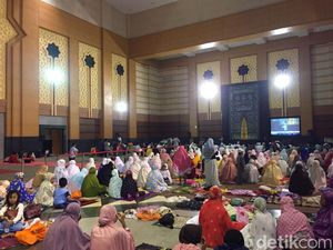 Tarawih di Convention Hall, Warga Koja Rindu Masjid JIC yang Terbakar Tarawih di Convention Hall, Warga Koja Rindu Masjid JIC yang Terbakar