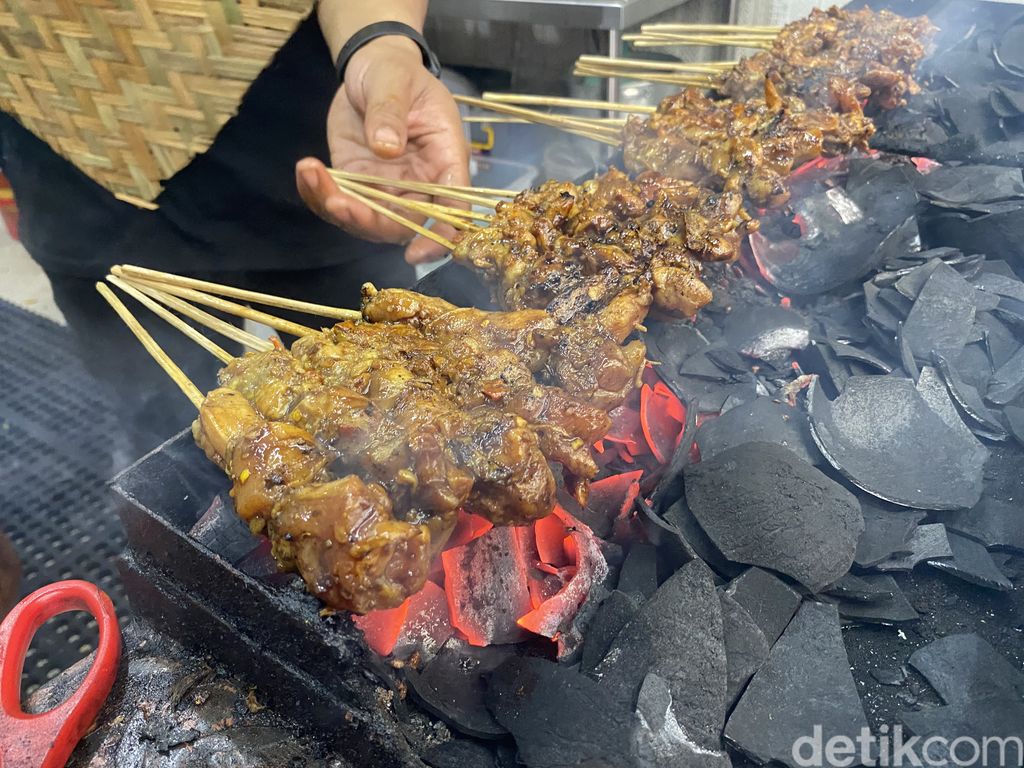 Warung Bali Pak Gede tawarkan sajian nasi campur dan sate yang halal khas Bali.