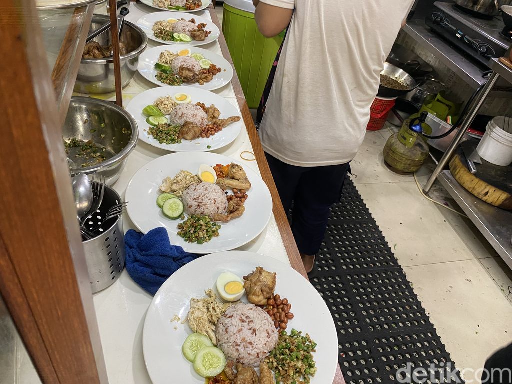 Warung Bali Pak Gede tawarkan sajian nasi campur dan sate yang halal khas Bali.