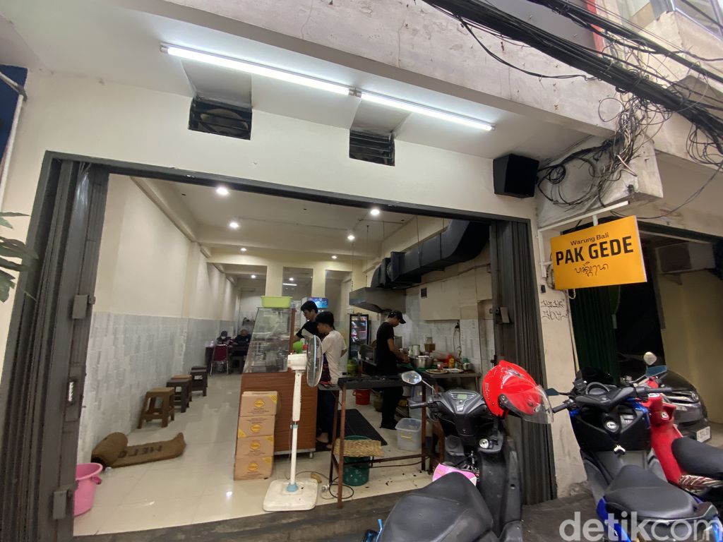 Warung Bali Pak Gede tawarkan sajian nasi campur dan sate yang halal khas Bali.