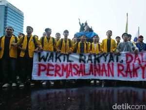 Aliansi BEM SI Geruduk DPR Minta UU Ciptaker Dicabut Aliansi BEM SI Geruduk DPR Minta UU Ciptaker Dicabut