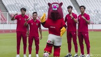 Ketika itu senyum lebar dan wajah optimistis terlihat jelas di wajah para penggawa timnas U-20. Bacuya pun dengan gagah ikut menemani. Saat itu persiapan menuju gelaran Piala Dunia U-20 2023 relatif tak menemui aral melintang. Foto: Grandyos Zafna/detikcom
