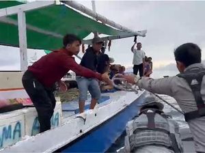 Bakamla Selamatkan Nelayan yang Terombang-ambing di Selat Makassar