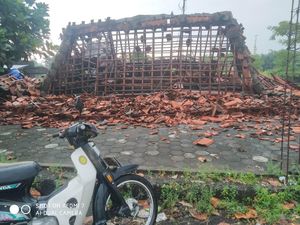 Hujan Deras di Banguntapan Bantul, 12 Pohon Tumbang dan 2 Bangunan Rusak