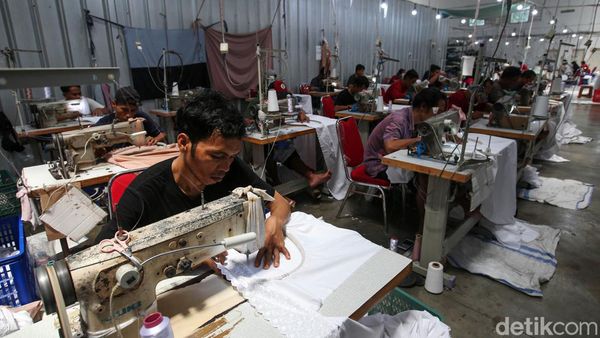 Begini Kesibukan Pabrik Mukena Penuhi Pesanan Jelang Lebaran