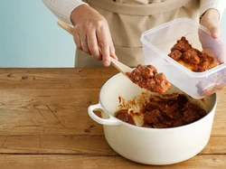 Bikin Jengkel, Tetangga Ini Hobi Beri Makanan Basi dan Bau