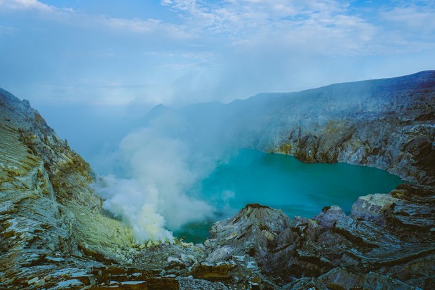 Blue fire di Kawah Ijen, Banyuwangi/Foto: unplash.com/Yulia Agnis fenomena unik di indonesia salah satunya blue fire, Kawah Ijen Banyuwangi