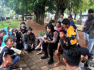 Berbagi Keberkahan di Bulan Ramadan Ala Polwan di Karawang