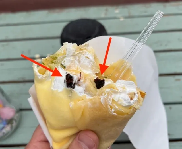 Bukan Cokelat, Crepe Ini Pakai Topping Belalang Panggang yang Renyah!