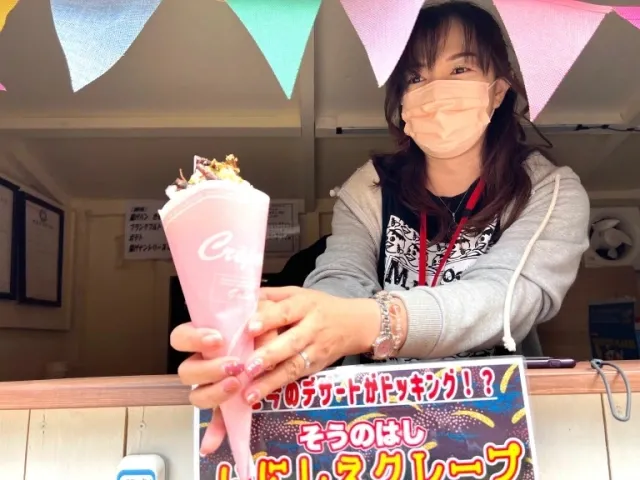 Bukan Cokelat, Crepe Ini Pakai Topping Belalang Panggang yang Renyah!