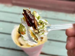 Bukan Cokelat, Crepe Ini Pakai Topping Belalang Panggang yang Renyah!