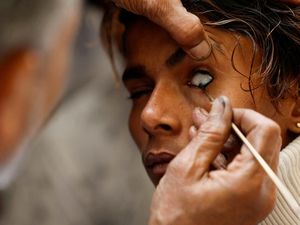 Celak Mata, Tradisi yang Lestari untuk Pria Muslim Nepal Celak Mata, Tradisi yang Lestari untuk Pria Muslim Nepal