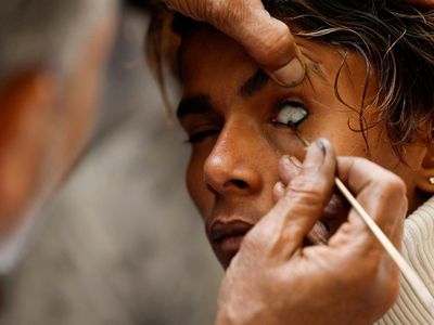 Celak Mata, Tradisi yang Lestari untuk Pria Muslim Nepal