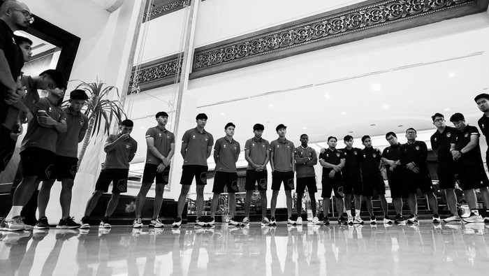 Duka Pemain Timnas Usai Indonesia Batal Jadi Tuan Rumah Piala Dunia U-20 Pemain Timnas Indonesia U-20 berkumpul setelah mendengarkan kabar FIFA membatalkan penyelenggaraan Piala Dunia U-20 di Indonesia, Rabu (29/3/2023) malam.