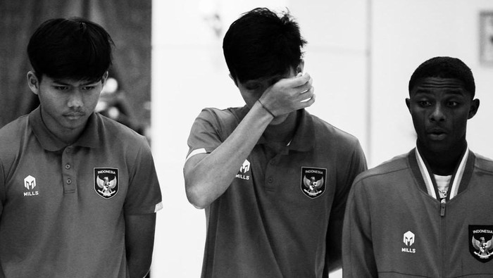 Pemain Timnas Indonesia U-20 berkumpul setelah mendengarkan kabar FIFA membatalkan penyelenggaraan Piala Dunia U-20 di Indonesia, Rabu (29/3/2023) malam.