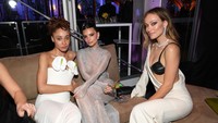 Foto: Adu Gaya Seksi Olivia Wilde dan Emrata, Teman Mesra Harry Styles
