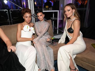Foto: Adu Gaya Seksi Olivia Wilde dan Emrata, Teman Mesra Harry Styles