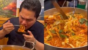 Enak Terus! Keseruan Ketum PSSI Eric Thohir Cicipi Kuliner Nusantara