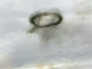 Lingkaran Hitam Misterius di Langit Rusia Bikin Geger Lingkaran Hitam Misterius di Langit Rusia Bikin Geger