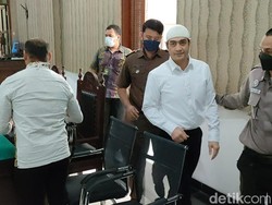 Senyum Ferry Irawan Jalani Sidang Lanjutan Kasus KDRT Venna Melinda