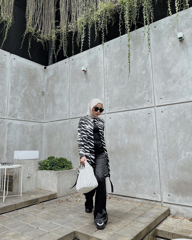 Gaya fashion monokrom