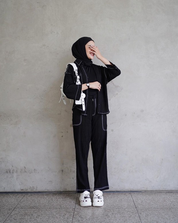 Inspirasi Gaya Fashion Monokrom Untuk Penampilan Yang Simpel Dan Keren