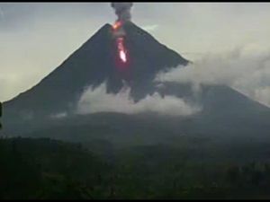 Penampakan Gunung Semeru Muntahkan Lava Pijar Sejauh 2,5 Km Penampakan Gunung Semeru Muntahkan Lava Pijar Sejauh 2,5 Km