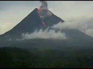 Semeru Muntahkan Lava Pijar Sejauh 2,5 Km Disertai Gemuruh 5 Kali