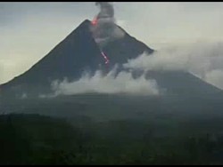 Semeru Muntahkan Lava Pijar Sejauh 2,5 Km Disertai Gemuruh 5 Kali