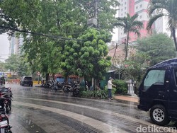 Hujan Disertai Angin Kencang-Petir Merata Landa Kota Surabaya
