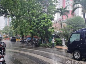 Hujan Disertai Angin Kencang-Petir Merata Landa Kota Surabaya Hujan Disertai Angin Kencang-Petir Merata Landa Kota Surabaya