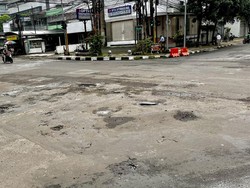 Banyak Lubang, Perempatan Jalan Dalem Kaum-Lengkong Besar Bikin Geregetan