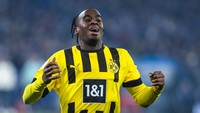 Jamie Bynoe-Gittens yang merupakan penyerang Inggris U-20 juga sedang bersinar bersama Borussia Dortmund di musim ini. Meski baru turun 13 kali di Bundesliga, ia sudah mengemas tiga gol. Foto: Getty Images/Mika Volkmann