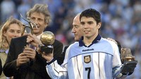 Di edisi tahun 2001, Argentina juara lagi. Kali ini muncul bintang Tango Javier Saviola, yang juga menggondol Golden Ball turnamen. Foto: AFP via Getty Images/MIGUEL MENDEZ