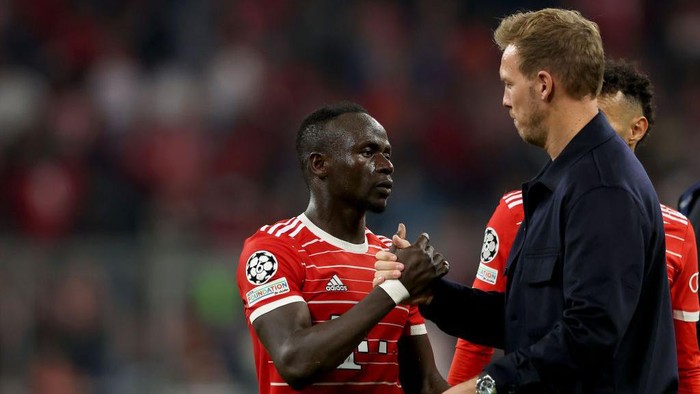 MUNICH, GERMANY - OCTOBER 04:Julian Nagelsmann, head coach  of FC Bayern München talks to his player Sadio Mane after  the UEFA Champions League group C match between FC Bayern München and Viktoria Plzen at Allianz Arena on October 04, 2022 in Munich, Germany. (Photo by Alexander Hassenstein/Getty Images)