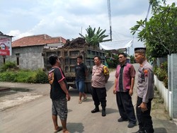 Lewat Jalan Kampung, Truk Angkut Buangan Proyek Tol Jogja-Solo Disetop