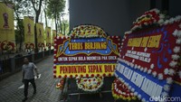 Batalnya Indonesia jadi tuan rumah Piala Dunia U-20, memicu munculnya sejumlah karangan bunga di halaman gedung GBK Arena, Jakarta, yang juga kantor PSSI. Kebanyakan beri semangat ke Erick Thohir.