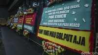 Karangan bunga tersebut merupakan bentuk dukungan sekaligus kekecewaan berbagai pihak setelah batalnya Indonesia menjadi tuan rumah Piala Dunia U-20 2023.