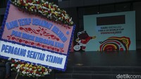 Karangan bunga tersebut datang dari berbagai kalangan.