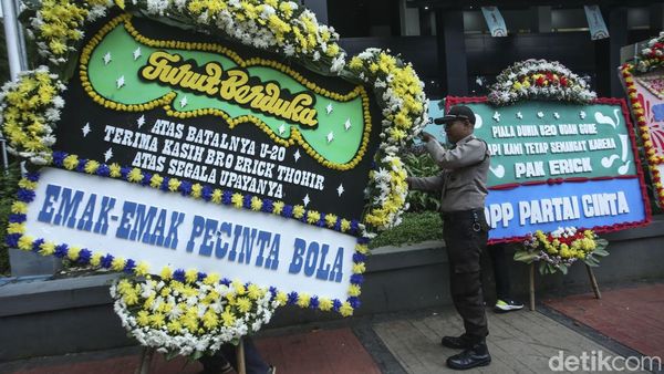 Piala Dunia U-20 Indonesia Batal, Karangan Bunga Duka Penuhi GBK Arena