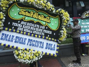 Piala Dunia U-20 Indonesia Batal, Karangan Bunga Duka Penuhi GBK Arena Piala Dunia U-20 Indonesia Batal, Karangan Bunga Duka Penuhi GBK Arena