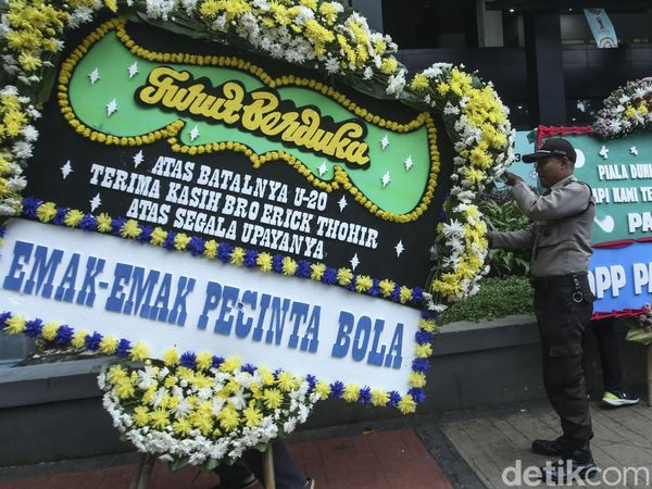 Piala Dunia U-20 Indonesia Batal, Karangan Bunga Duka Penuhi GBK Arena