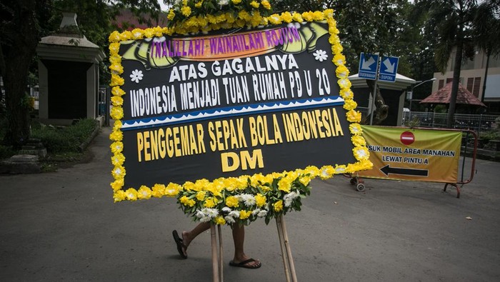 Karangan Bunga Tanda Kecewa Penuhi Arena GBK hingga Manahan Pekerja mengantarkan karangan bunga ucapan duka cita Indonesia batal menjadi tuan rumah Piala Dunia U-20 di kawasan Stadion Manahan, Solo, Jawa Tengah, Kamis (30/3/2023). Karangan bunga yang dikirim atas nama penggemar sepak bola Indonesia tersebut sebagai ungkapan kekecewaan atas dicabutnya status Indonesia sebagai tuan rumah Piala Dunia U-20 2023. ANTARA FOTO/Mohammad Ayudha/nym.