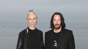 8 Momen Langka Keanu Reeves Bersama Pacar, Kemesraannya Disorot Lagi
