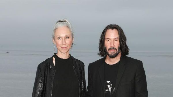 8 Momen Langka Keanu Reeves Bersama Pacar, Kemesraannya Disorot Lagi