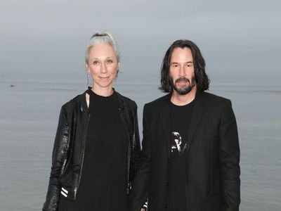 8 Momen Langka Keanu Reeves Bersama Pacar, Kemesraannya Disorot Lagi