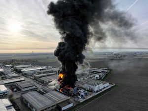 Kebakaran Melanda Pabrik Kimia di Kawasan Novara Italia Kebakaran Melanda Pabrik Kimia di Kawasan Novara Italia