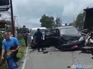 Kecelakaan Beruntun di Jalur Padang-Bukittinggi, 5 Mobil-3 Rumah Rusak