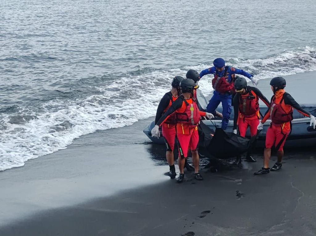 Korban Ketiga MT Kristin Ditemukan Mengapung di Pantai Ampenan